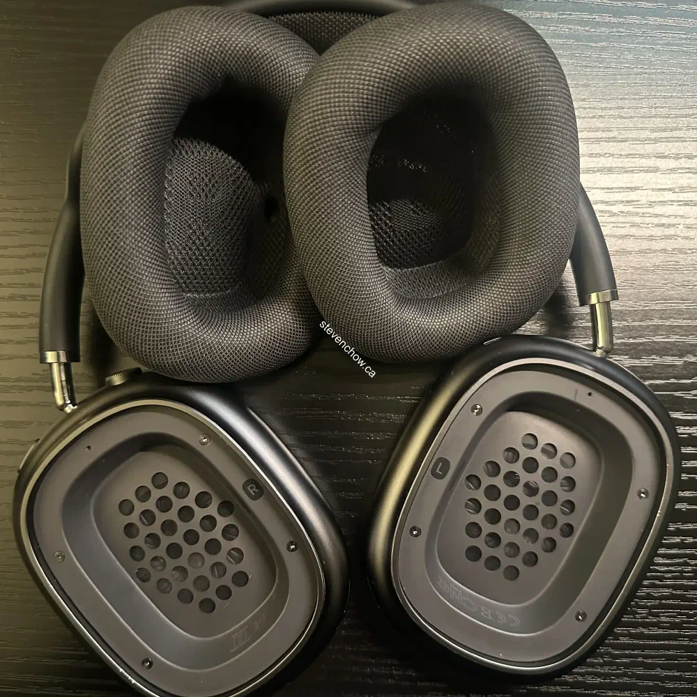 Step 1: Remove magnetically attached earpads.