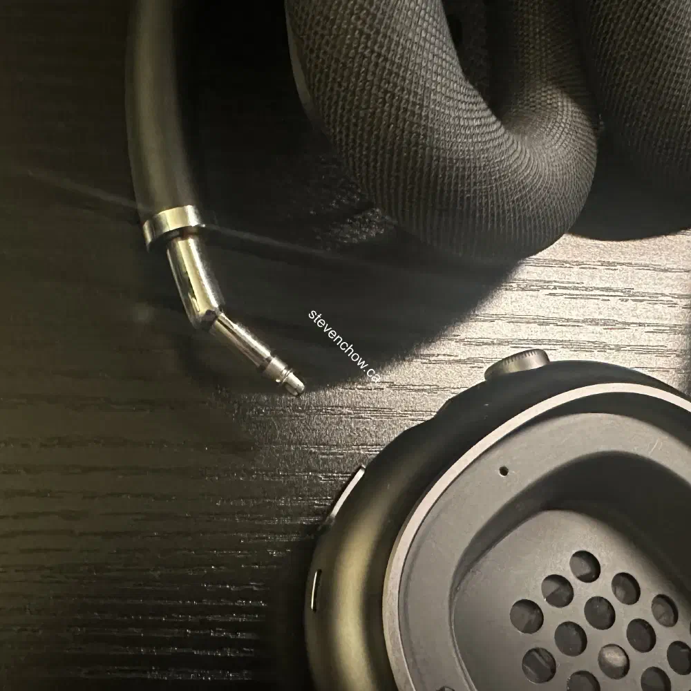 Step 3: Pull the earcups away from headband.